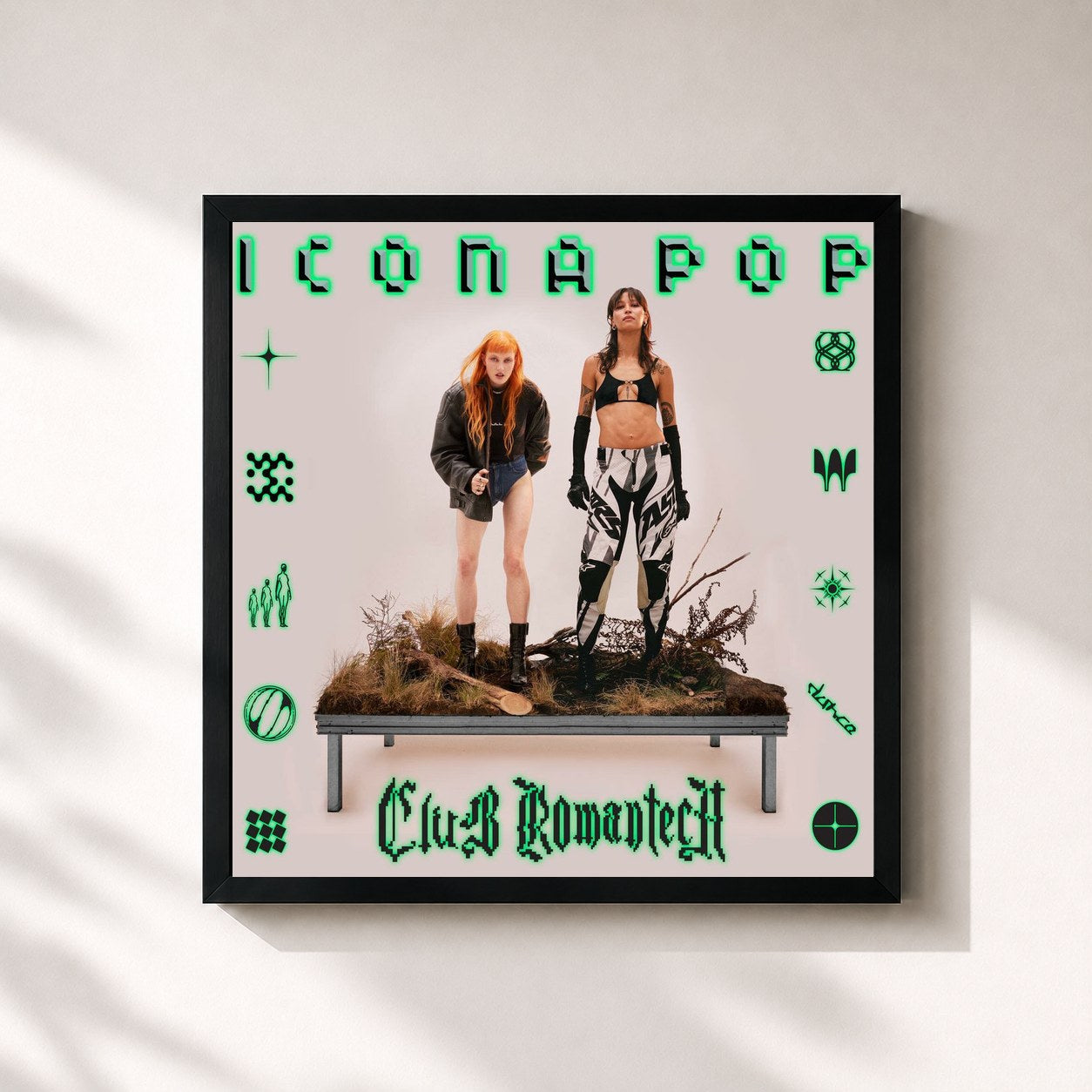 #noir Tableau carré de l'album Club Romantech de Icona Pop, cadre noir 32x32 cm