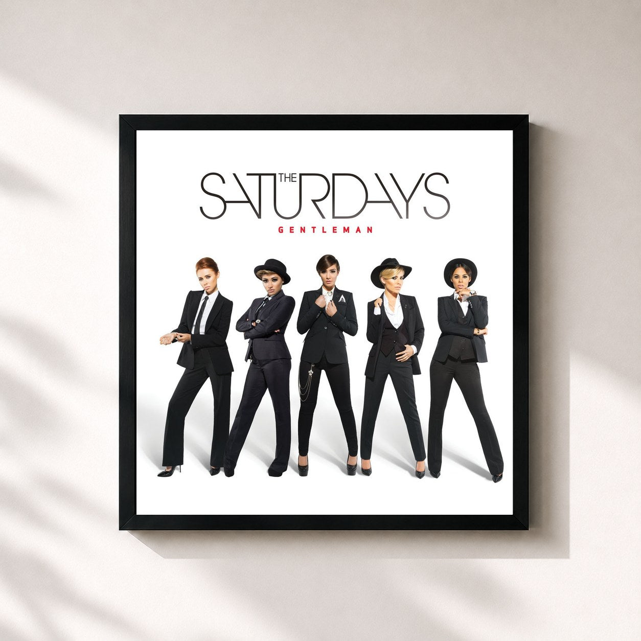 #noir Tableau carré de l'album Gentleman de The Saturdays, cadre noir 32x32 cm
