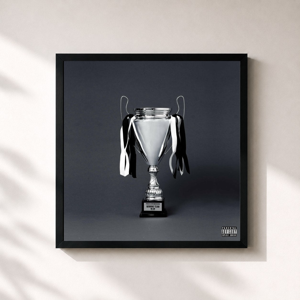 #noir Tableau carré de l'album Winning Team de Frisco, cadre noir 32x32 cm