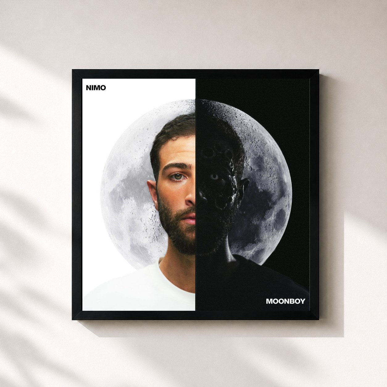 #noir Tableau carré de l'album MOONBOY de Nimo, cadre noir 32x32 cm