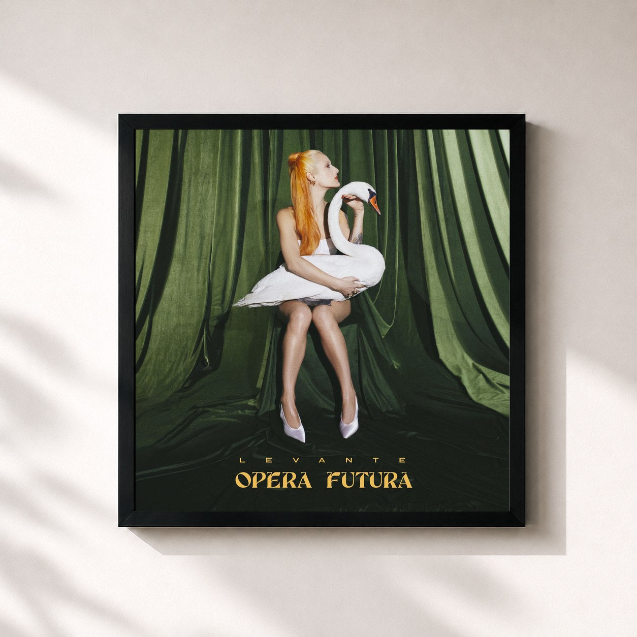 #noir Tableau carré de l'album Opera Futura de Levante, cadre noir 32x32 cm