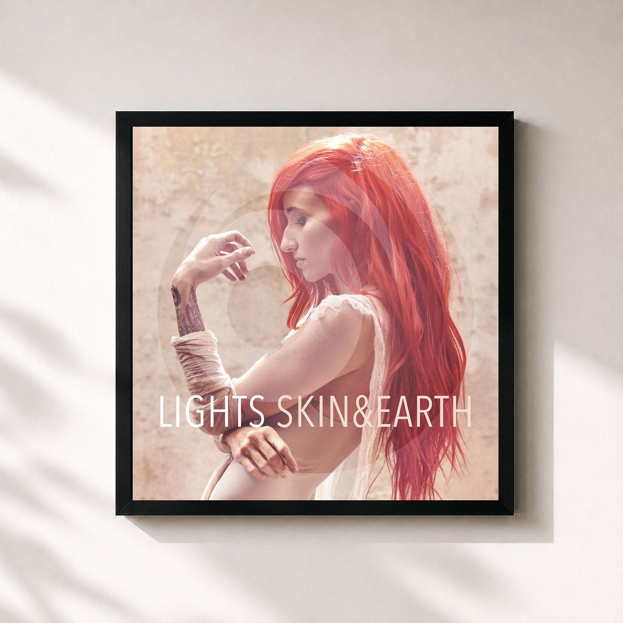 #noir Tableau carré de l'album Skin & Earth de LIGHTS, cadre noir 32x32 cm