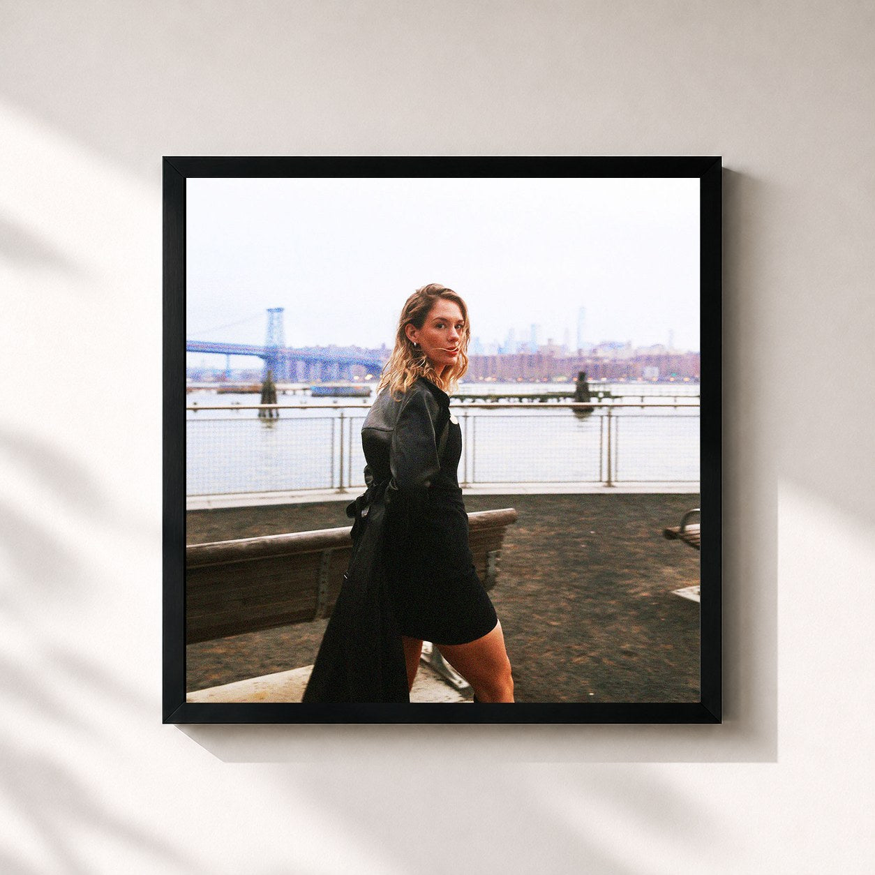 #noir Tableau carré de l'album Girl In A Bottle de Anna Of The North, cadre noir 32x32 cm