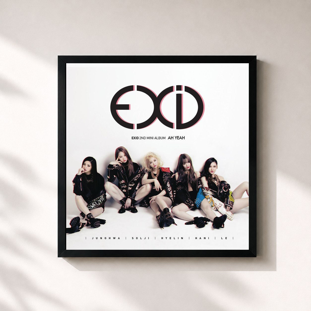 #noir Tableau carré de l'album AH YEAH de EXID, cadre noir 32x32 cm