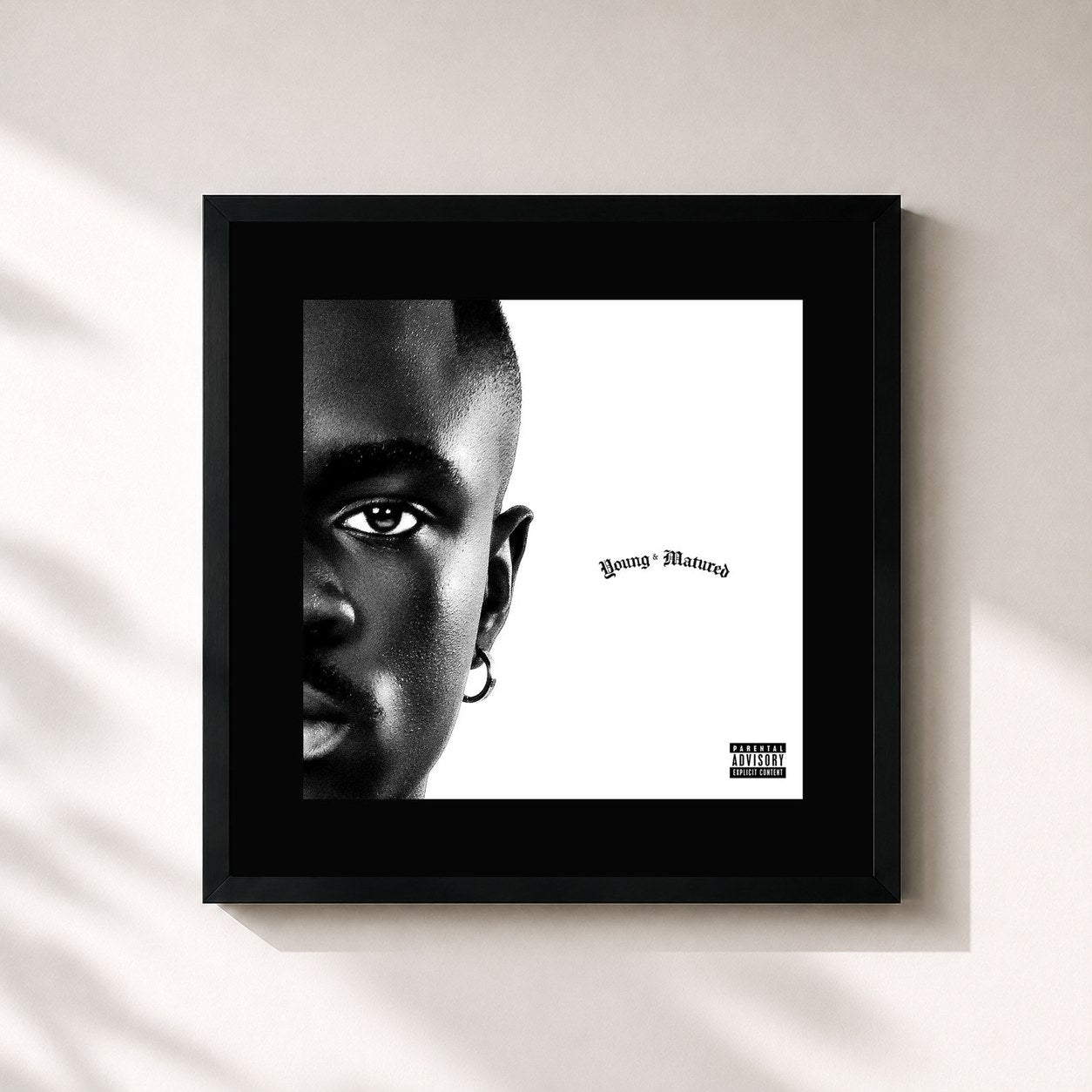 #noir Tableau carré de l'album Young & Matured de Yaw Tog, cadre noir 32x32 cm