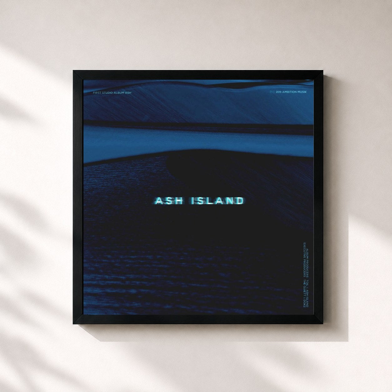#noir Tableau carré de l'album Ash de ASH ISLAND, cadre noir 32x32 cm