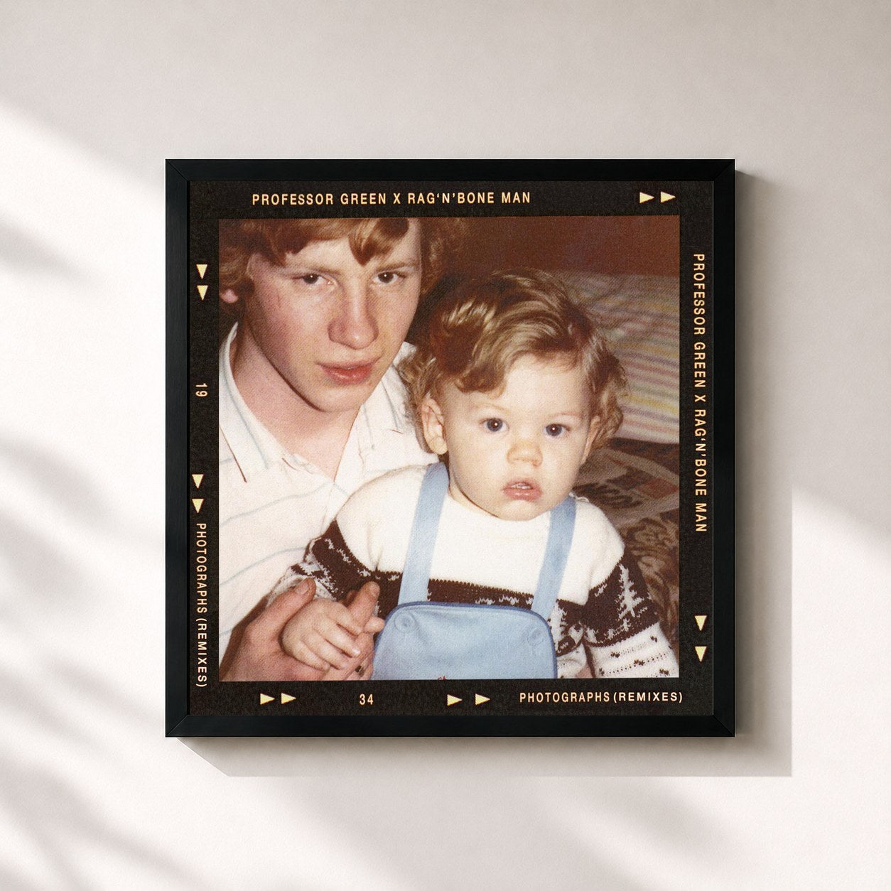 #noir Tableau carré de l'album Photographs (Remixes Pt. 2) de Professor Green, cadre noir 32x32 cm