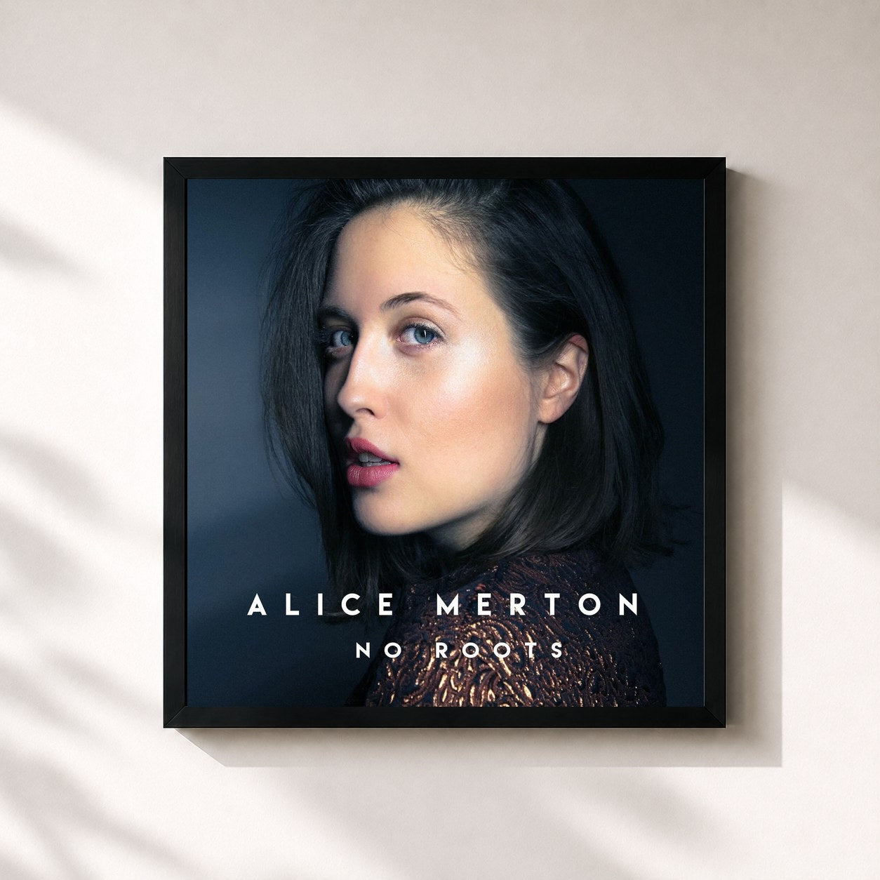 #noir Tableau carré de l'album No Roots de Alice Merton, cadre noir 32x32 cm
