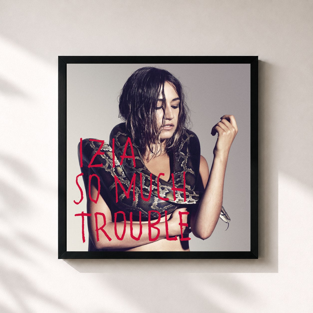 #noir Tableau carré de l'album So Much Trouble de Izïa, cadre noir 32x32 cm