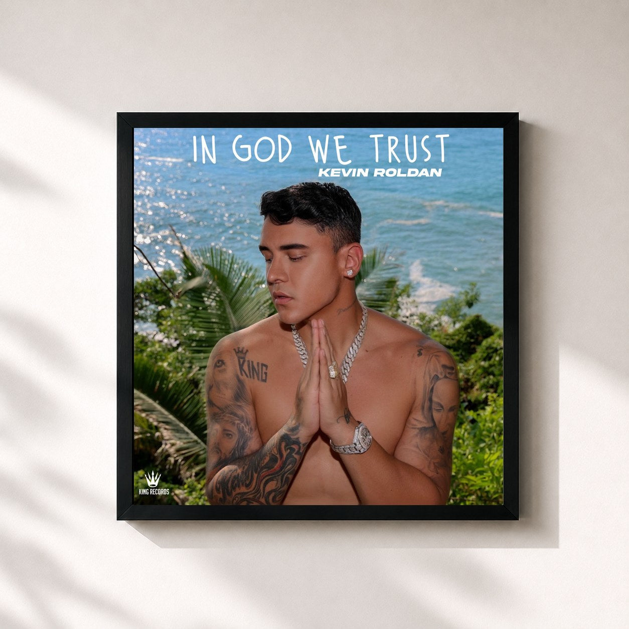 #noir Tableau carré de l'album In God We Trust de Kevin Roldan, cadre noir 32x32 cm