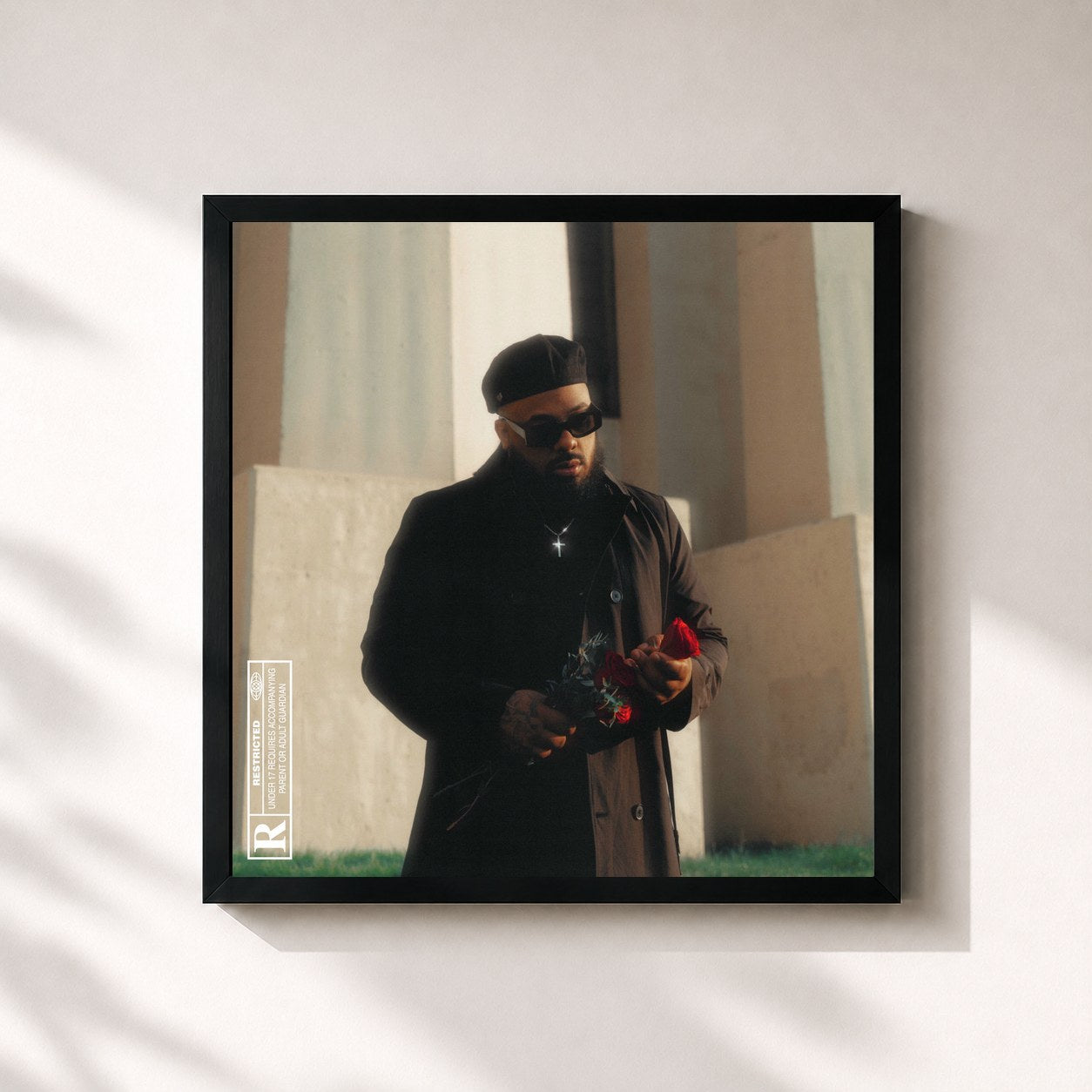 #noir Tableau carré de l'album Une rose et une lame, FIN. de A2H, cadre noir 32x32 cm