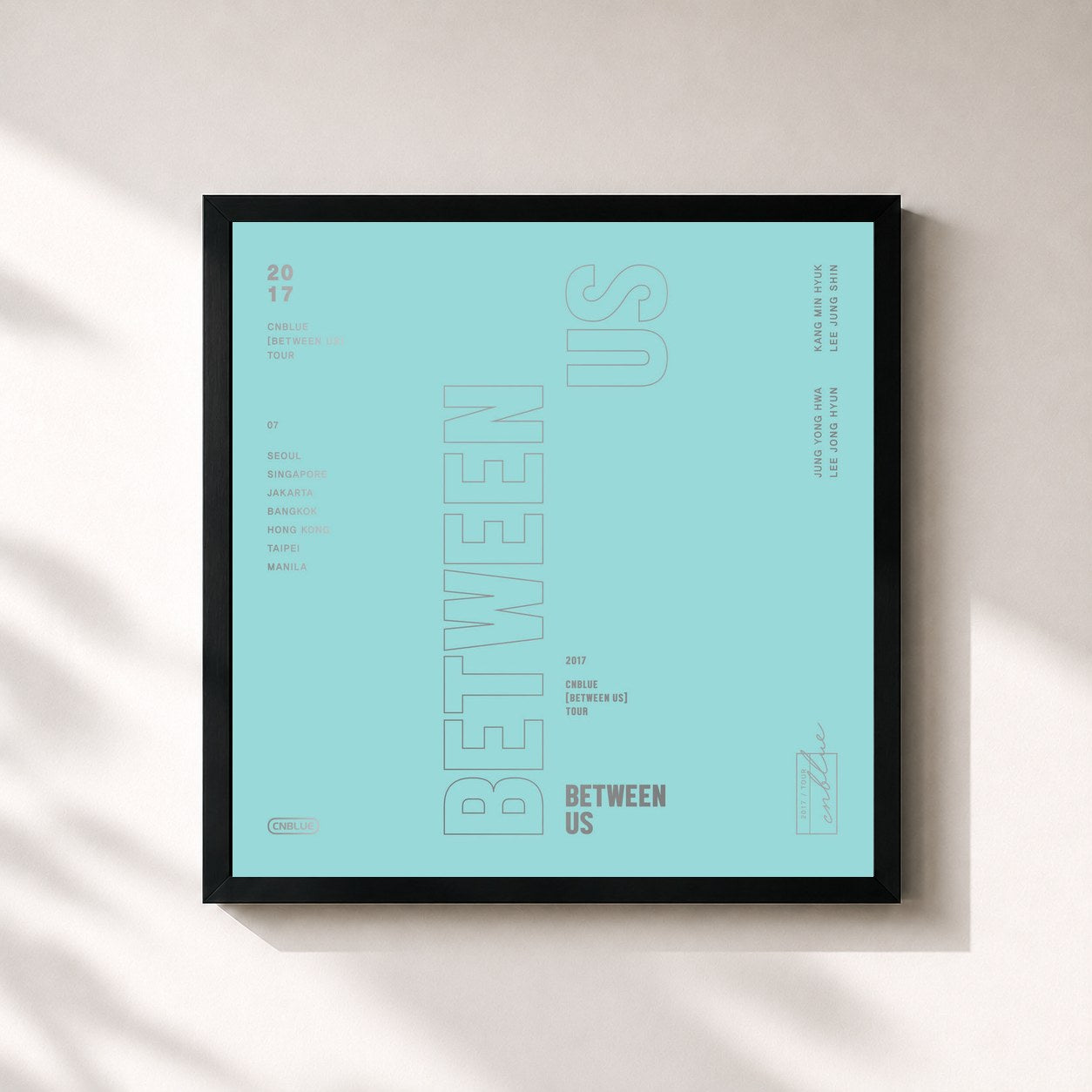 #noir Tableau carré de l'album CNBLUE [BETWEEN US] TOUR DVD de CNBLUE, cadre noir 32x32 cm