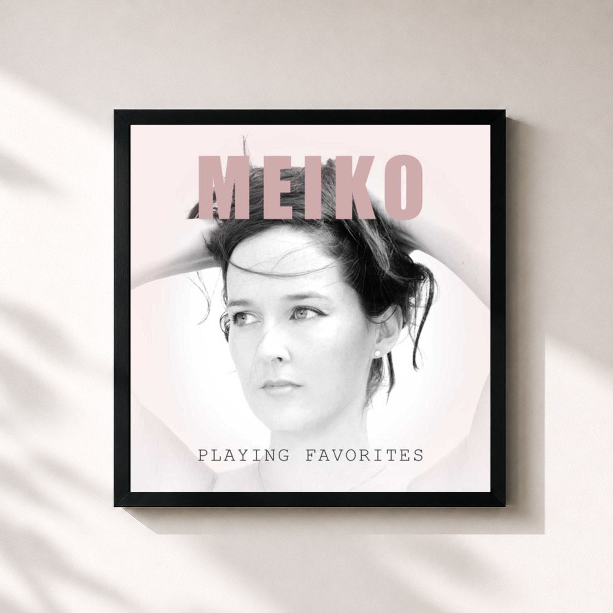 #noir Tableau carré de l'album Playing Favorites de Meiko, cadre noir 32x32 cm