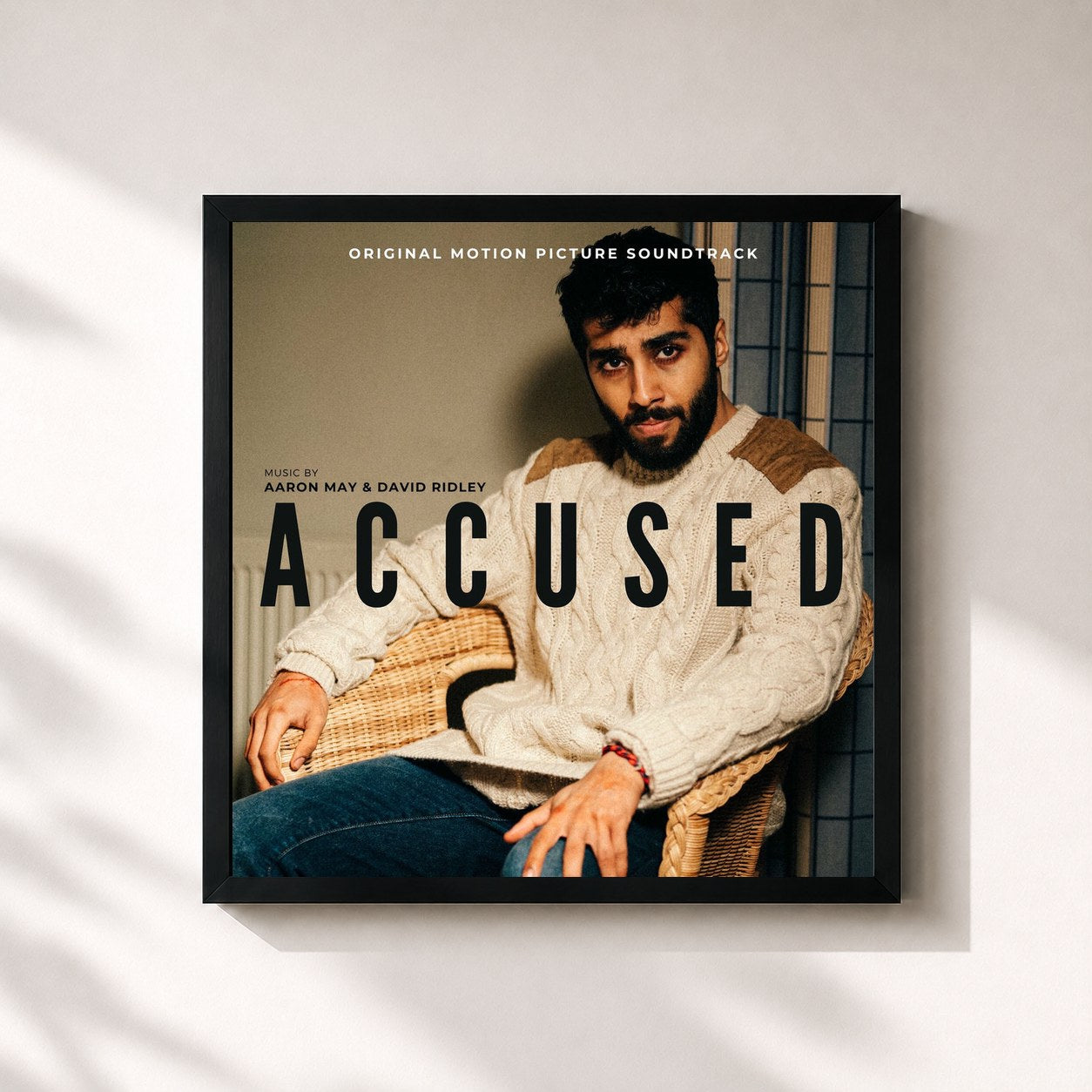 #noir Tableau carré de l'album Accused (Original Motion Picture Soundtrack) de Aaron May, cadre noir 32x32 cm