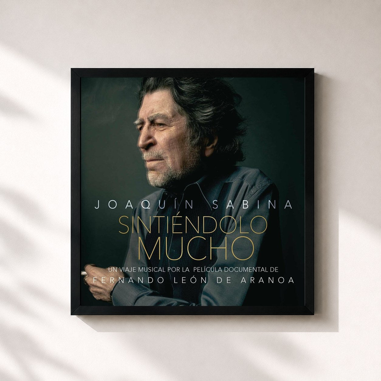 #noir Tableau carré de l'album Sintiéndolo Mucho (Un Viaje Musical por la Película Documental de Fernando León de Aranoa) de Joaquín Sabina, cadre noir 32x32 cm