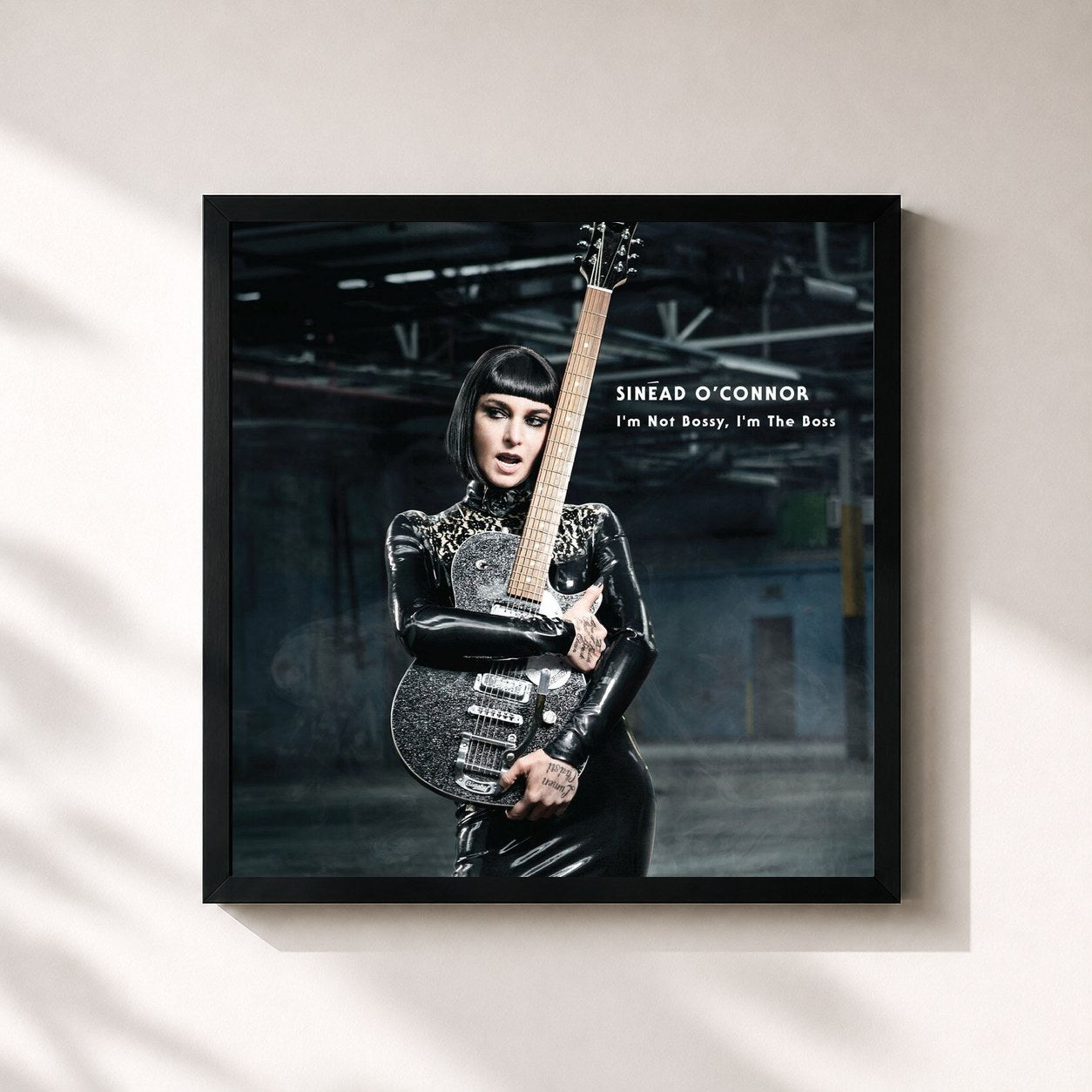 #noir Tableau carré de l'album I'm Not Bossy, I'm the Boss (Deluxe Version) de Sinéad O'Connor, cadre noir 32x32 cm