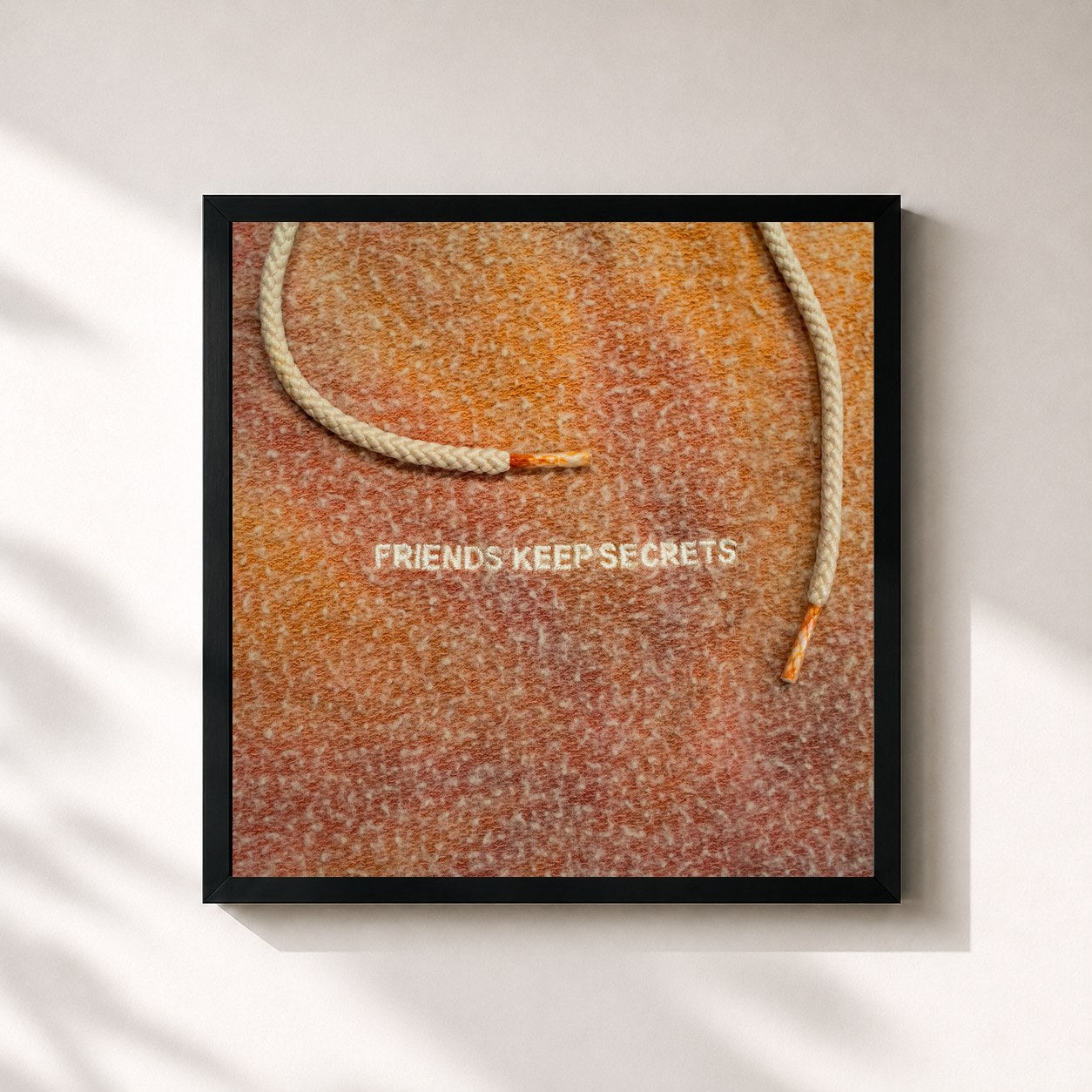 #noir Tableau carré de l'album FRIENDS KEEP SECRETS 2 de Benny Blanco, cadre noir 32x32 cm