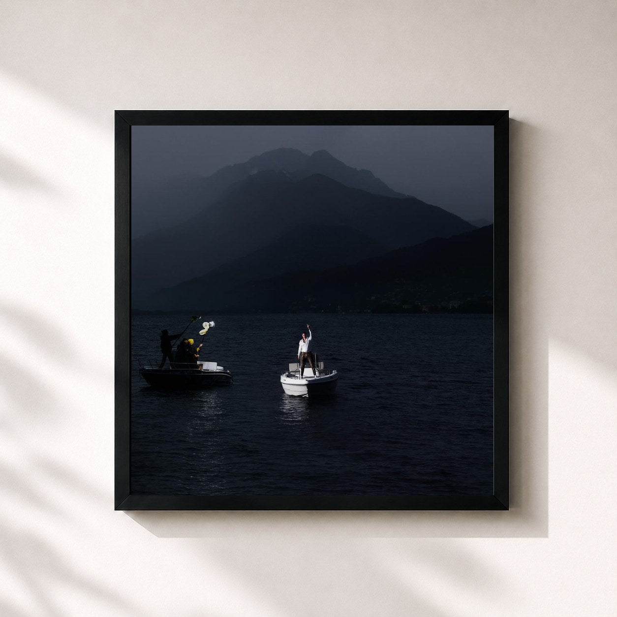 #noir Tableau carré de l'album Le cose cambiano de Massimo Pericolo, cadre noir 32x32 cm