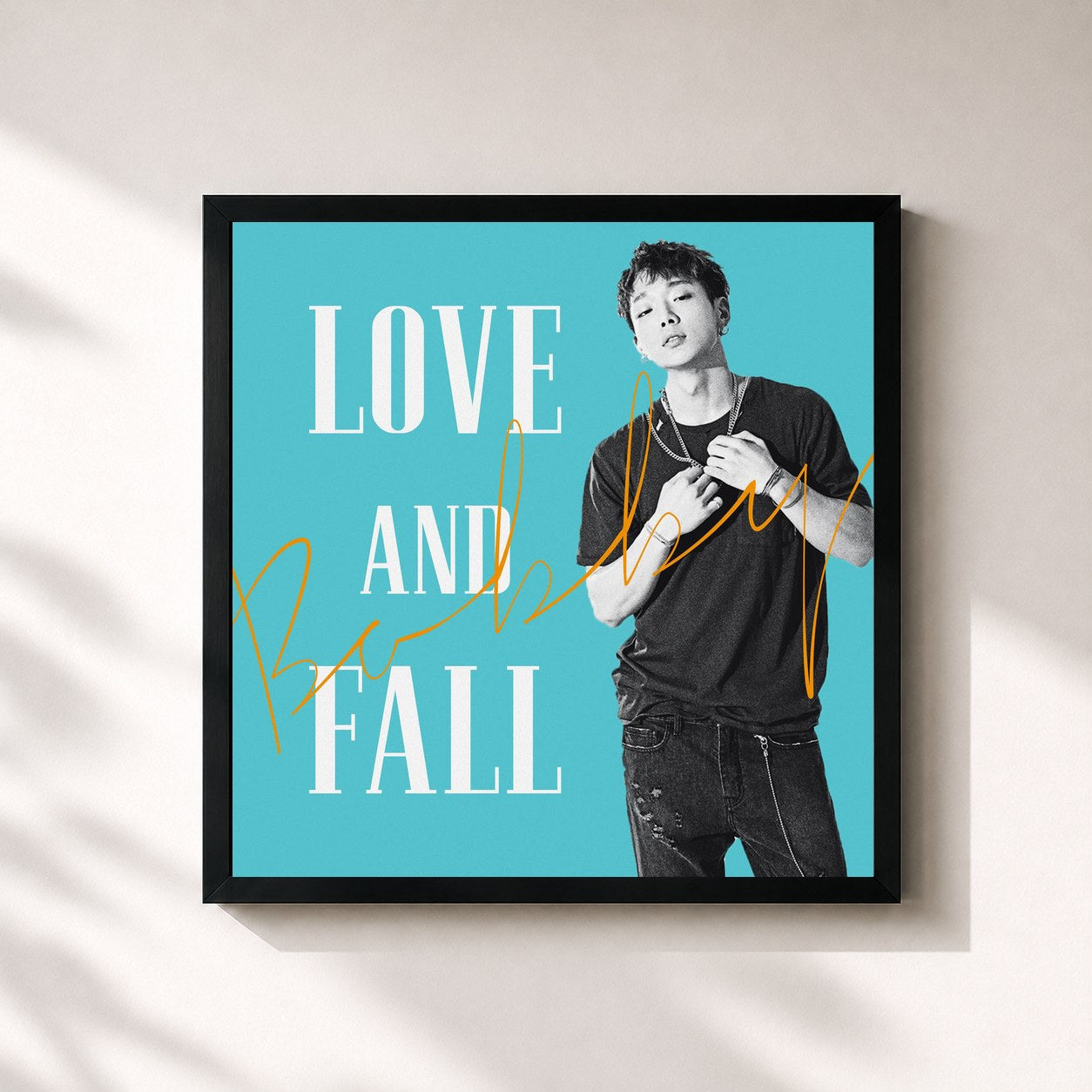 #noir Tableau carré de l'album LOVE AND FALL de BOBBY, cadre noir 32x32 cm