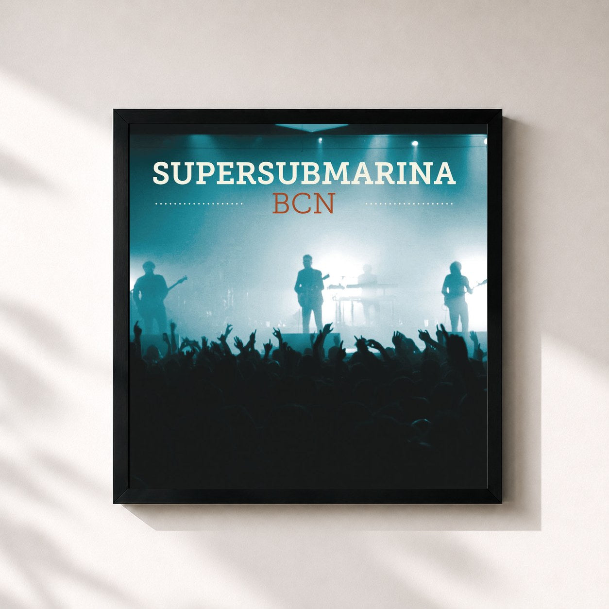 #noir Tableau carré de l'album BCN de Supersubmarina, cadre noir 32x32 cm