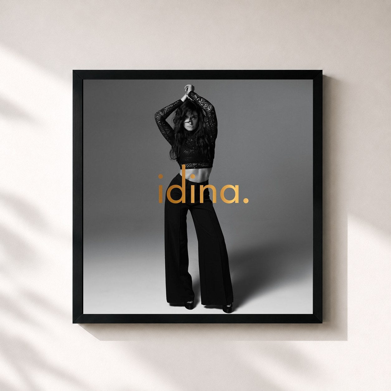 #noir Tableau carré de l'album idina. de Idina Menzel, cadre noir 32x32 cm