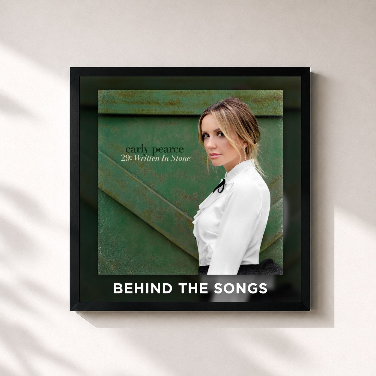 #noir Tableau carré de l'album 29: Written In Stone (Behind The Songs) de Carly Pearce, cadre noir 32x32 cm