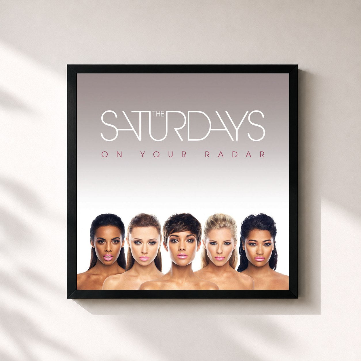 #noir Tableau carré de l'album On Your Radar de The Saturdays, cadre noir 32x32 cm