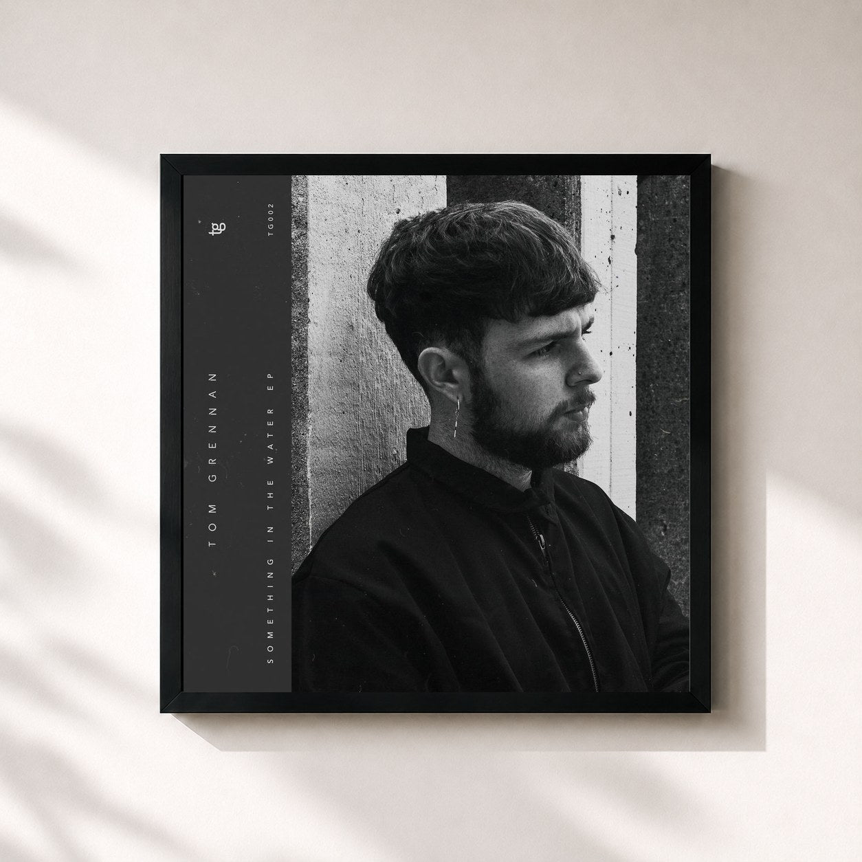 #noir Tableau carré de l'album Something in the Water - EP de Tom Grennan, cadre noir 32x32 cm
