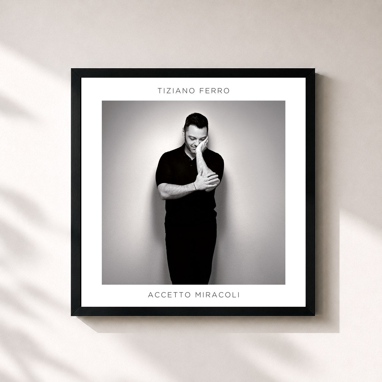 #noir Tableau carré de l'album Accetto Miracoli de Tiziano Ferro, cadre noir 32x32 cm