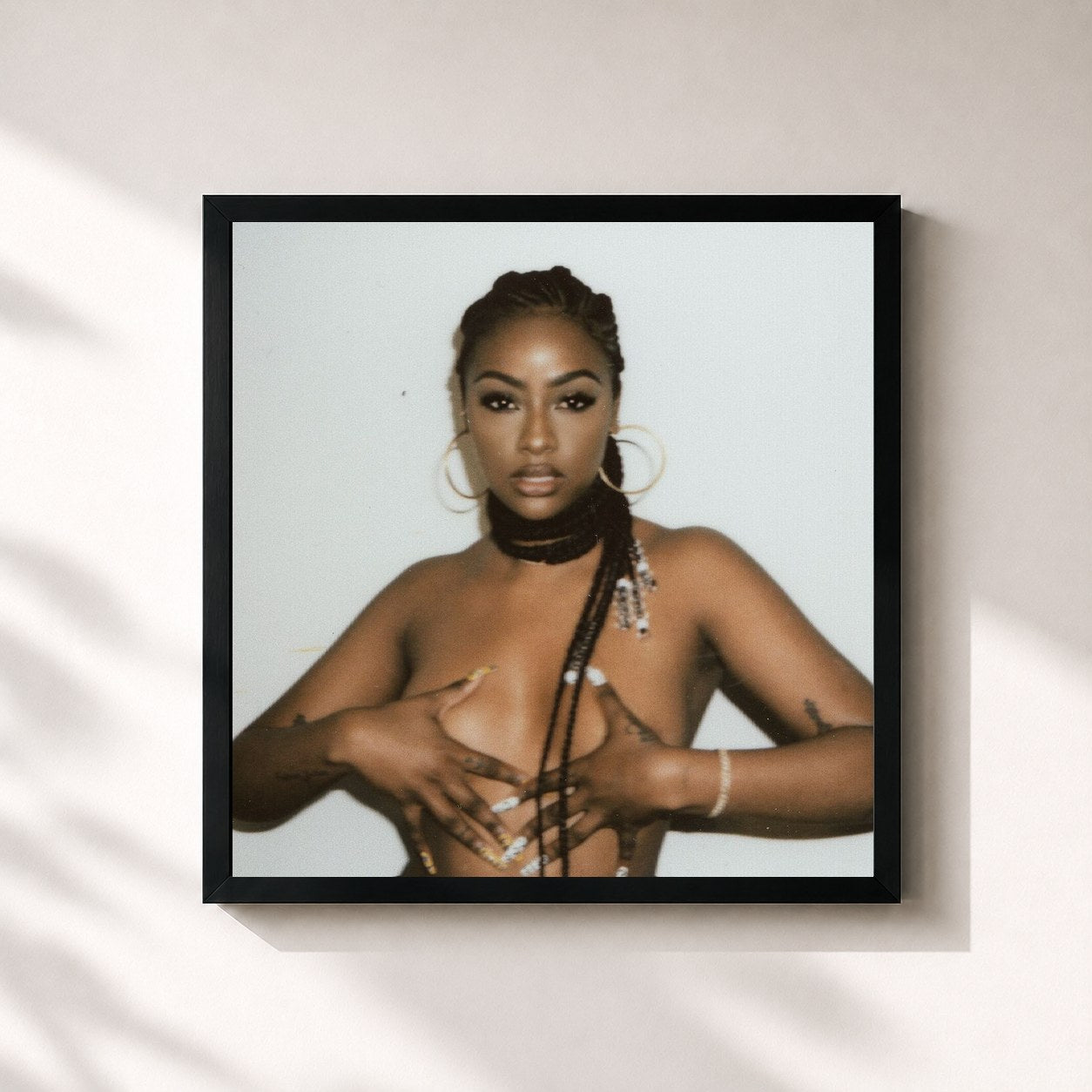 #noir Tableau carré de l'album BARE WITH ME de Justine Skye, cadre noir 32x32 cm
