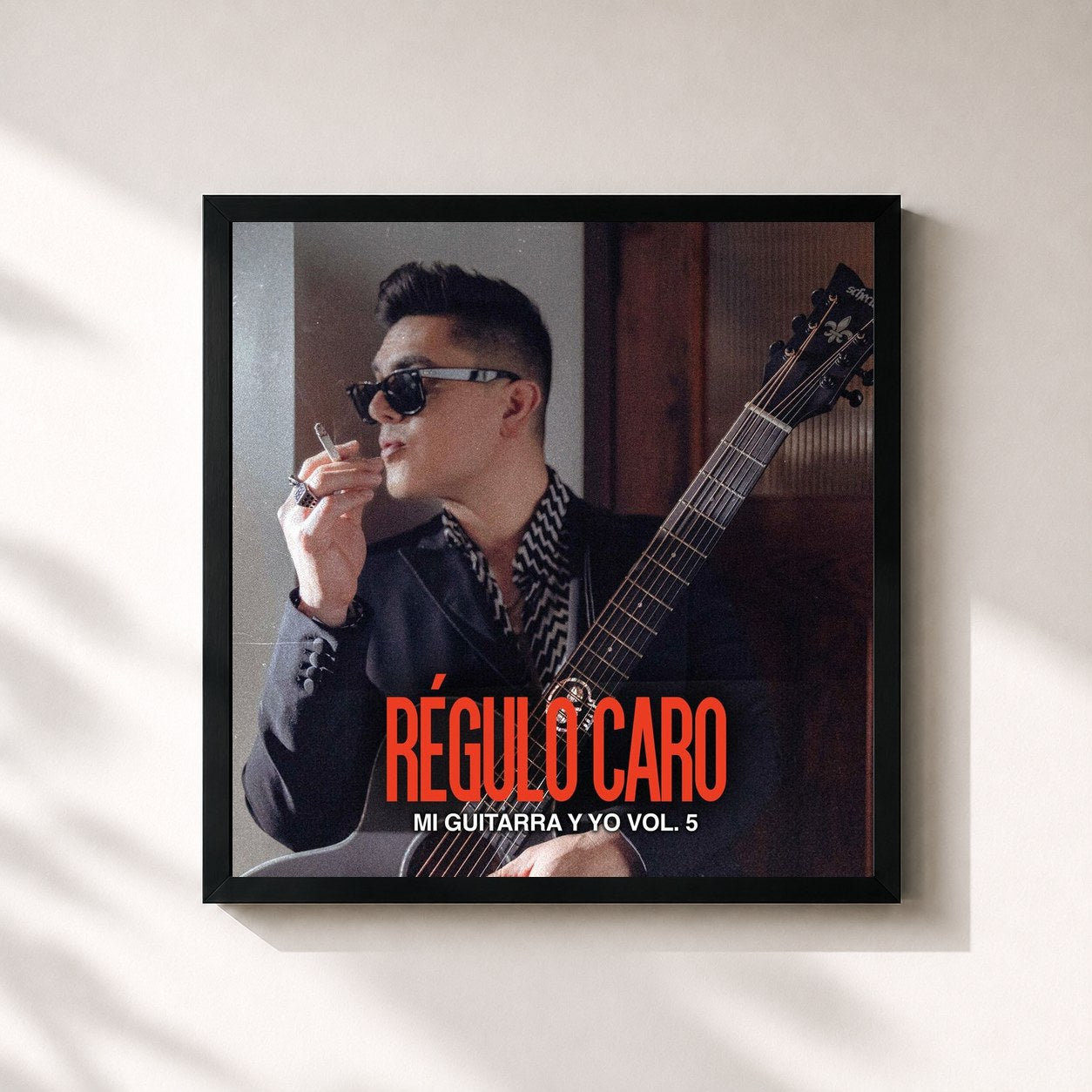 #noir Tableau carré de l'album Mi Guitarra y Yo, Vol. 5 de Regulo Caro, cadre noir 32x32 cm