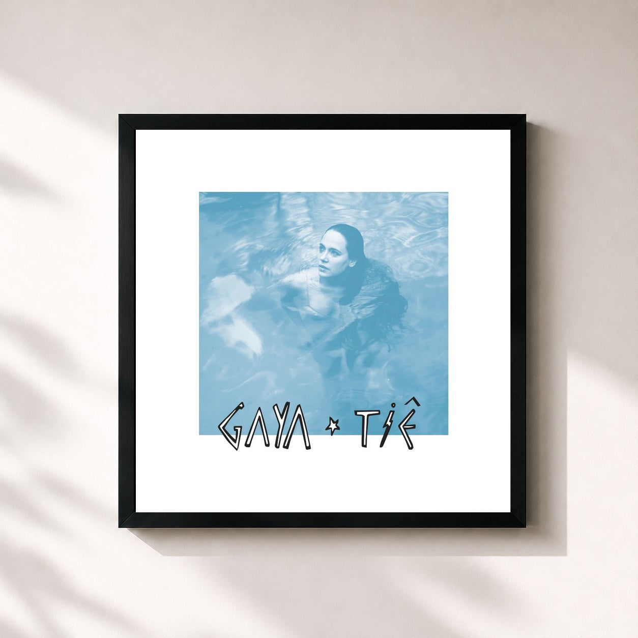 #noir Tableau carré de l'album Gaya de Tiê, cadre noir 32x32 cm