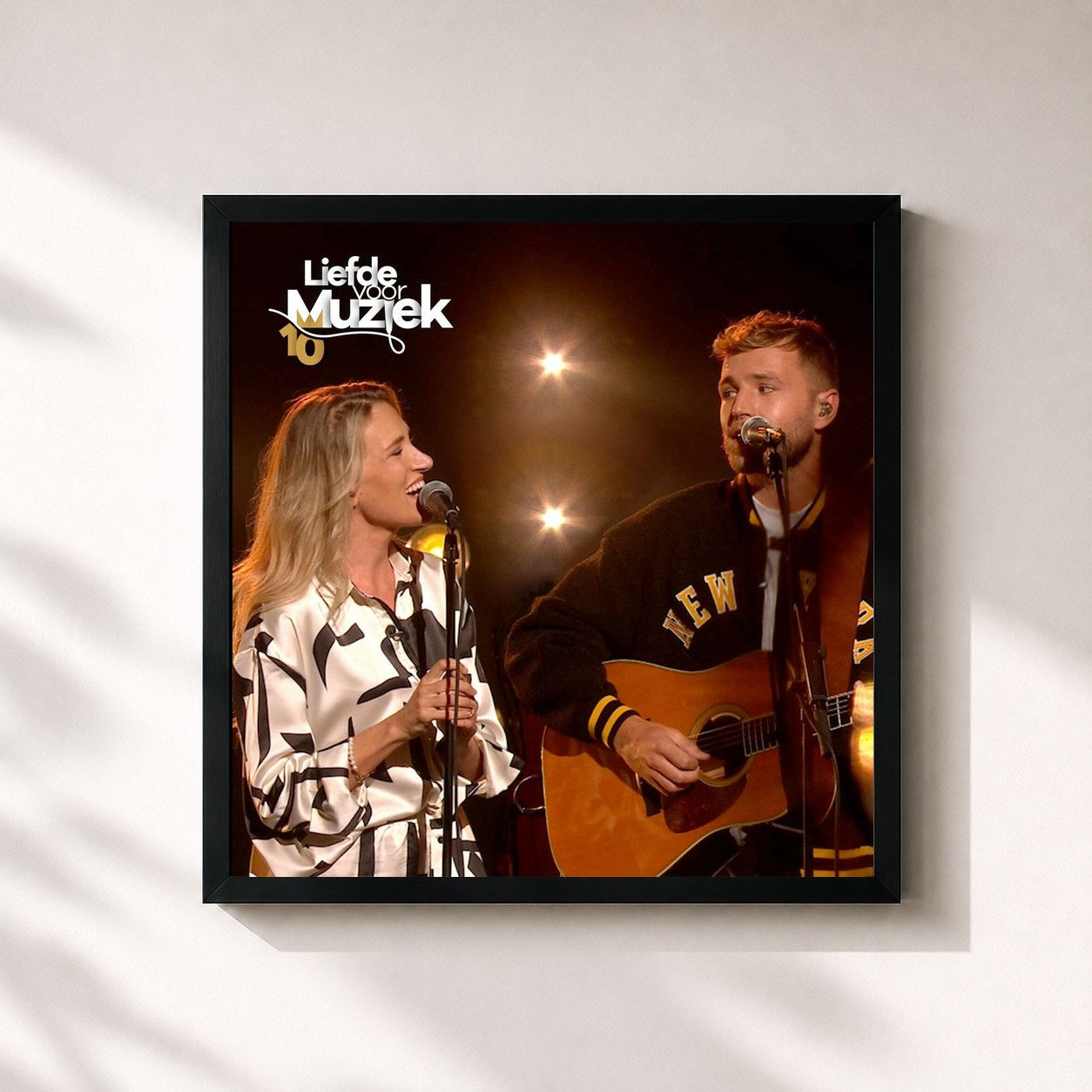 #noir Tableau carré de l'album Liefde Voor Muziek 2024 de Suzan & Freek, cadre noir 32x32 cm