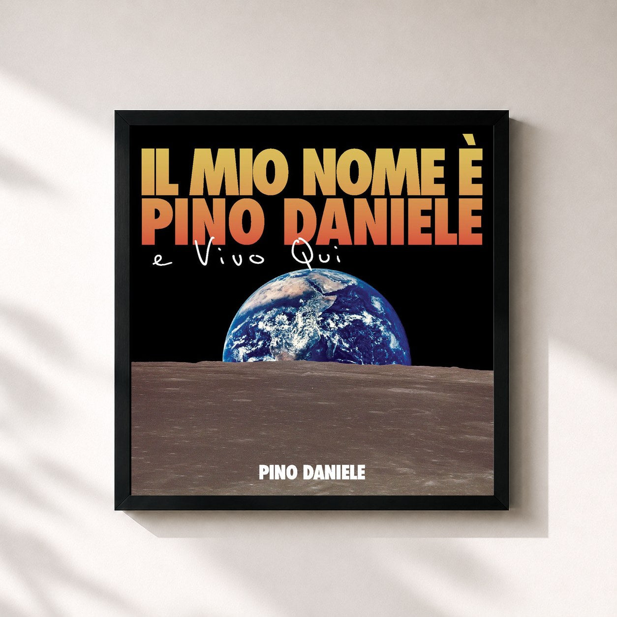 #noir Tableau carré de l'album Il mio nome e' Pino Daniele e vivo qui de Pino Daniele, cadre noir 32x32 cm