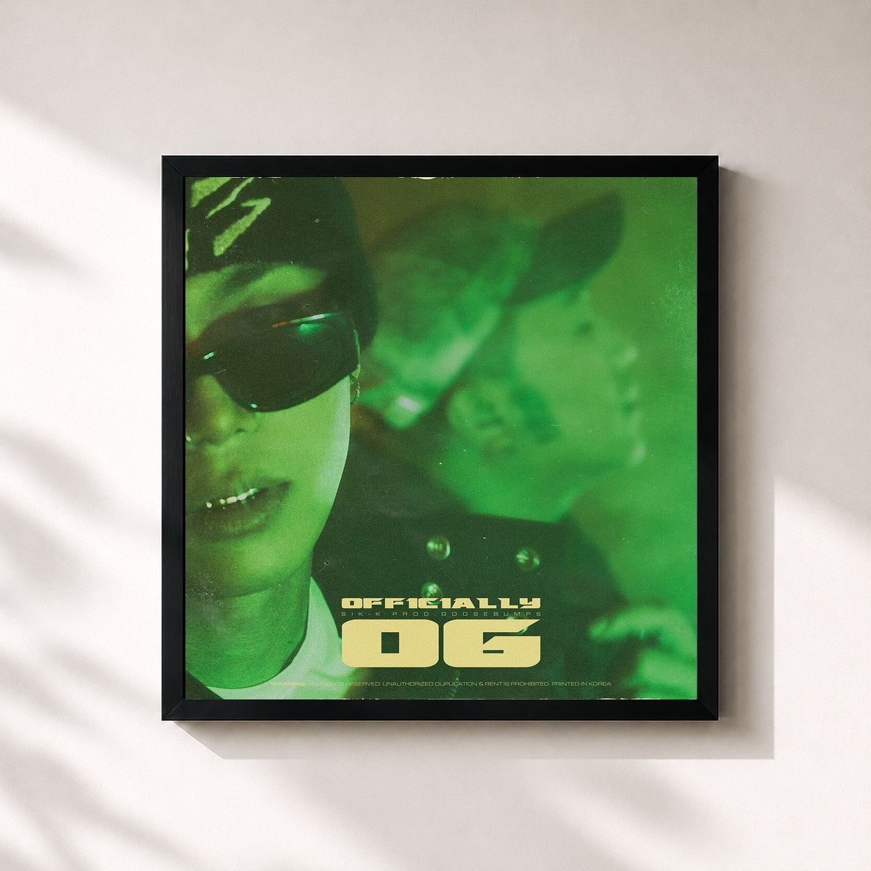 #noir Tableau carré de l'album Officially OG de Sik-K, cadre noir 32x32 cm