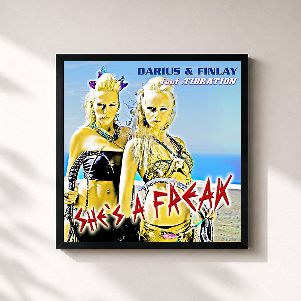 #noir Tableau carré de l'album She's a Freak (feat. Tibration) de Darius & Finlay, cadre noir 32x32 cm