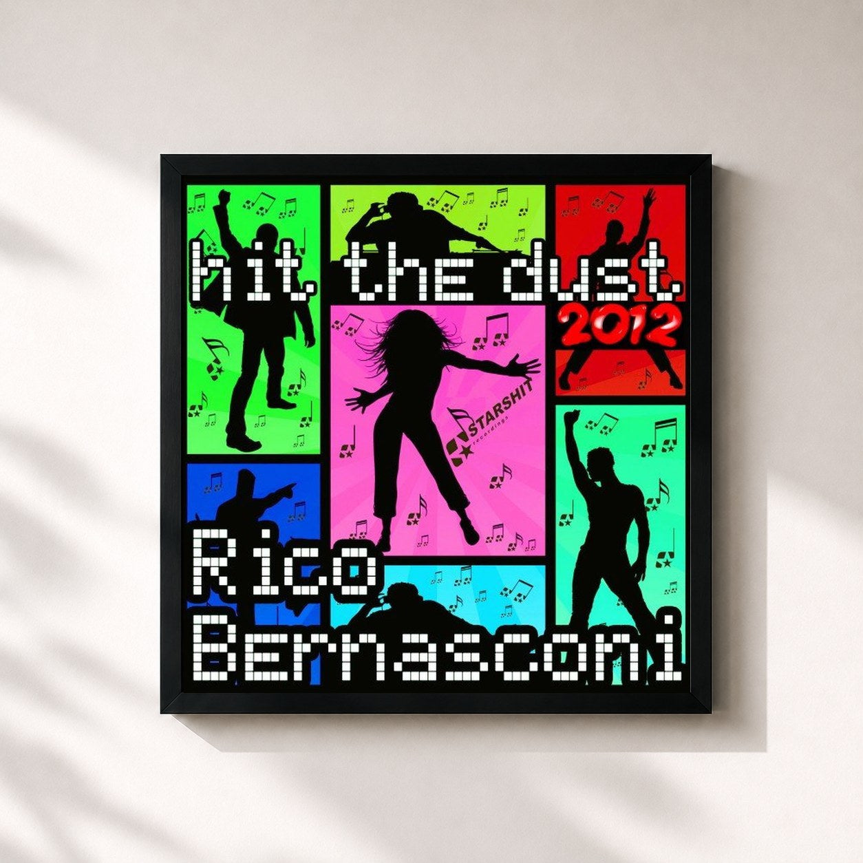 #noir Tableau carré de l'album Hit the Dust '12 de Rico Bernasconi, cadre noir 32x32 cm