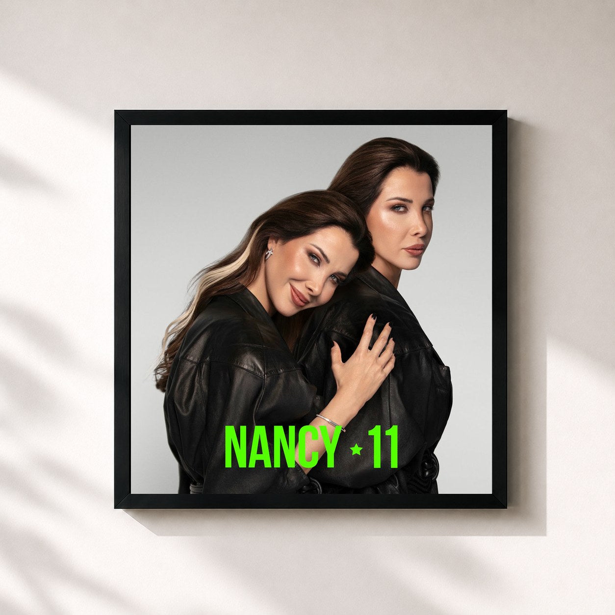 #noir Tableau carré de l'album NANCY 11 de Nancy Ajram, cadre noir 32x32 cm