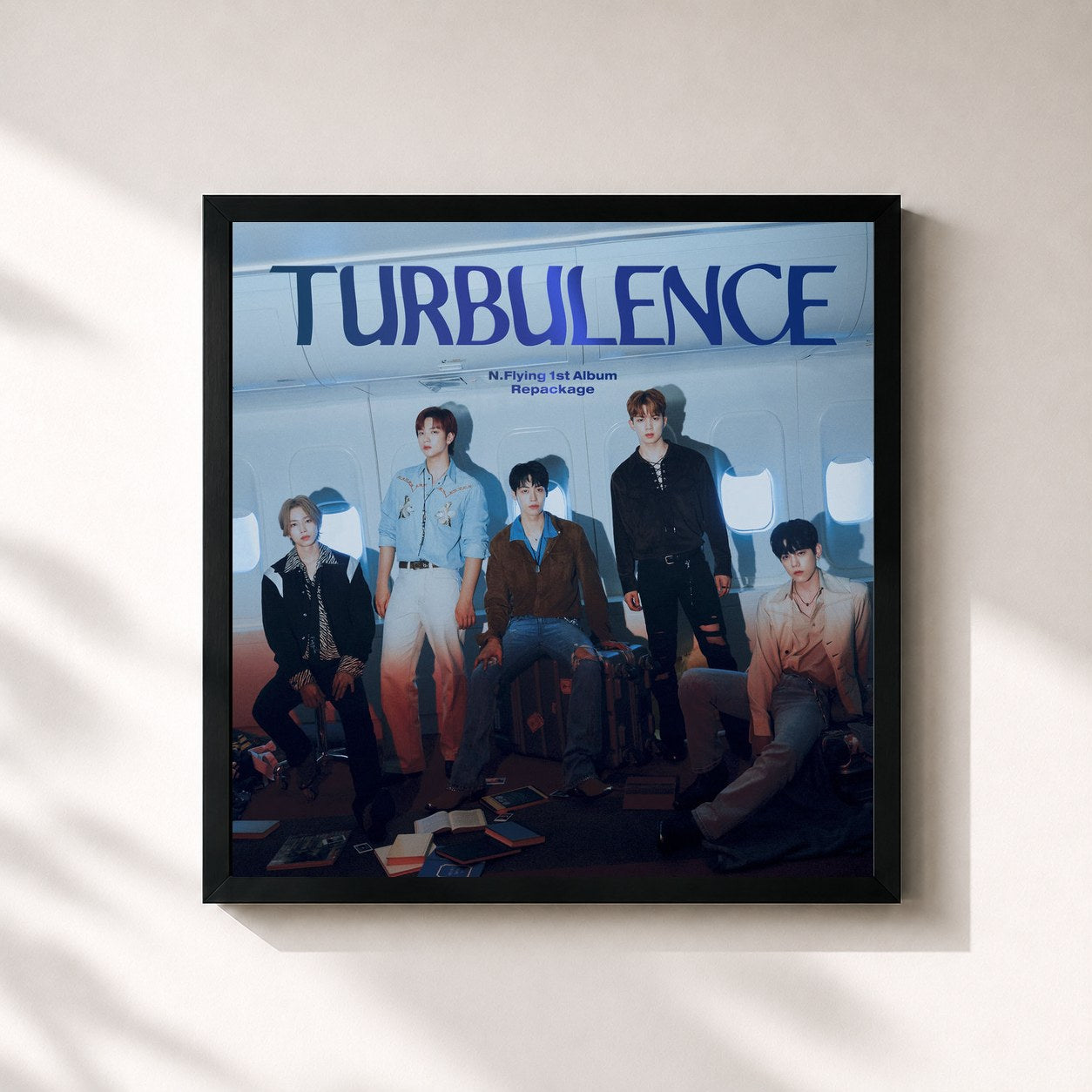 #noir Tableau carré de l'album TURBULENCE de N.Flying, cadre noir 32x32 cm