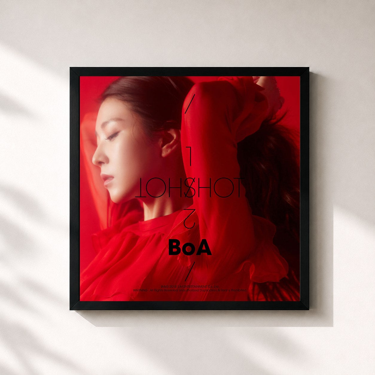 #noir Tableau carré de l'album ONE SHOT, TWO SHOT - The 1st Mini Album de BoA, cadre noir 32x32 cm