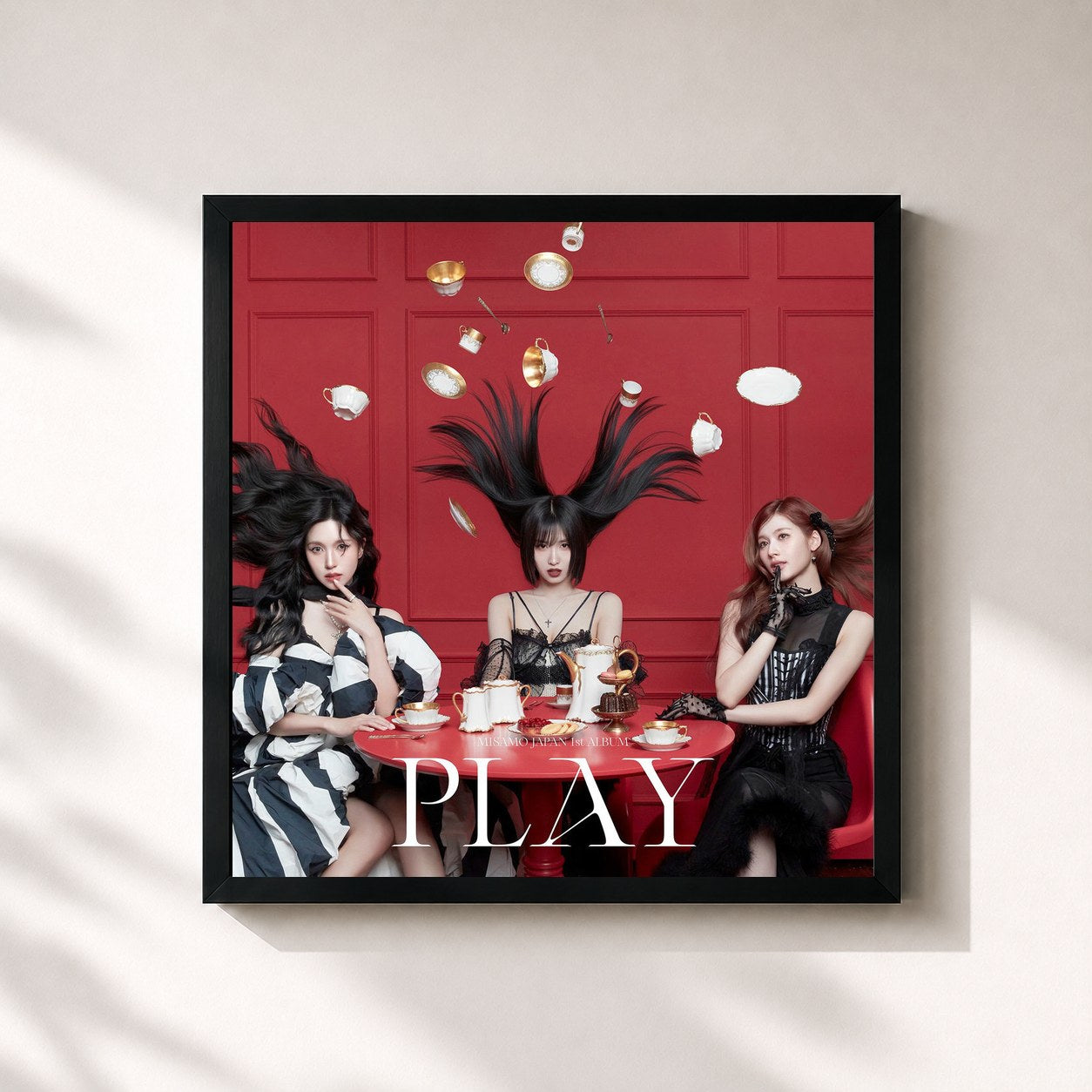 #noir Tableau carré de l'album PLAY de MISAMO, cadre noir 32x32 cm