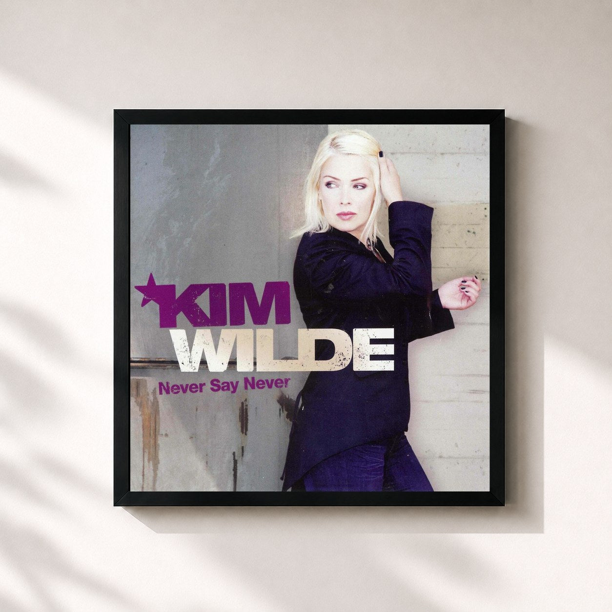 #noir Tableau carré de l'album Never Say Never de Kim Wilde, cadre noir 32x32 cm