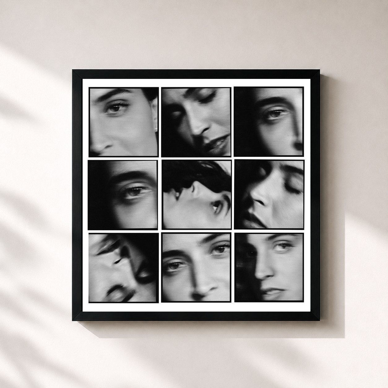 #noir Tableau carré de l'album can you see me? de MARO, cadre noir 32x32 cm