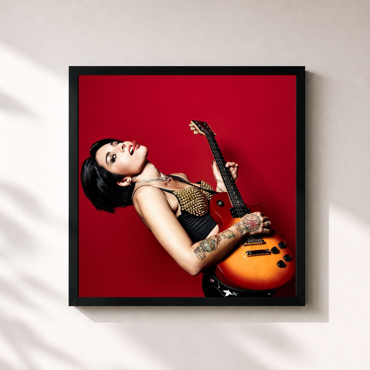 #noir Tableau carré de l'album she's so great de Giordana Angi, cadre noir 32x32 cm