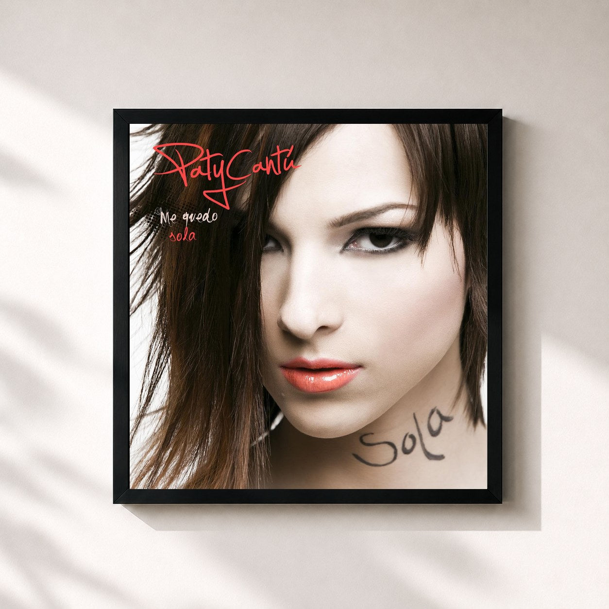 #noir Tableau carré de l'album Me Quedo Sola de PATY CANTÚ, cadre noir 32x32 cm