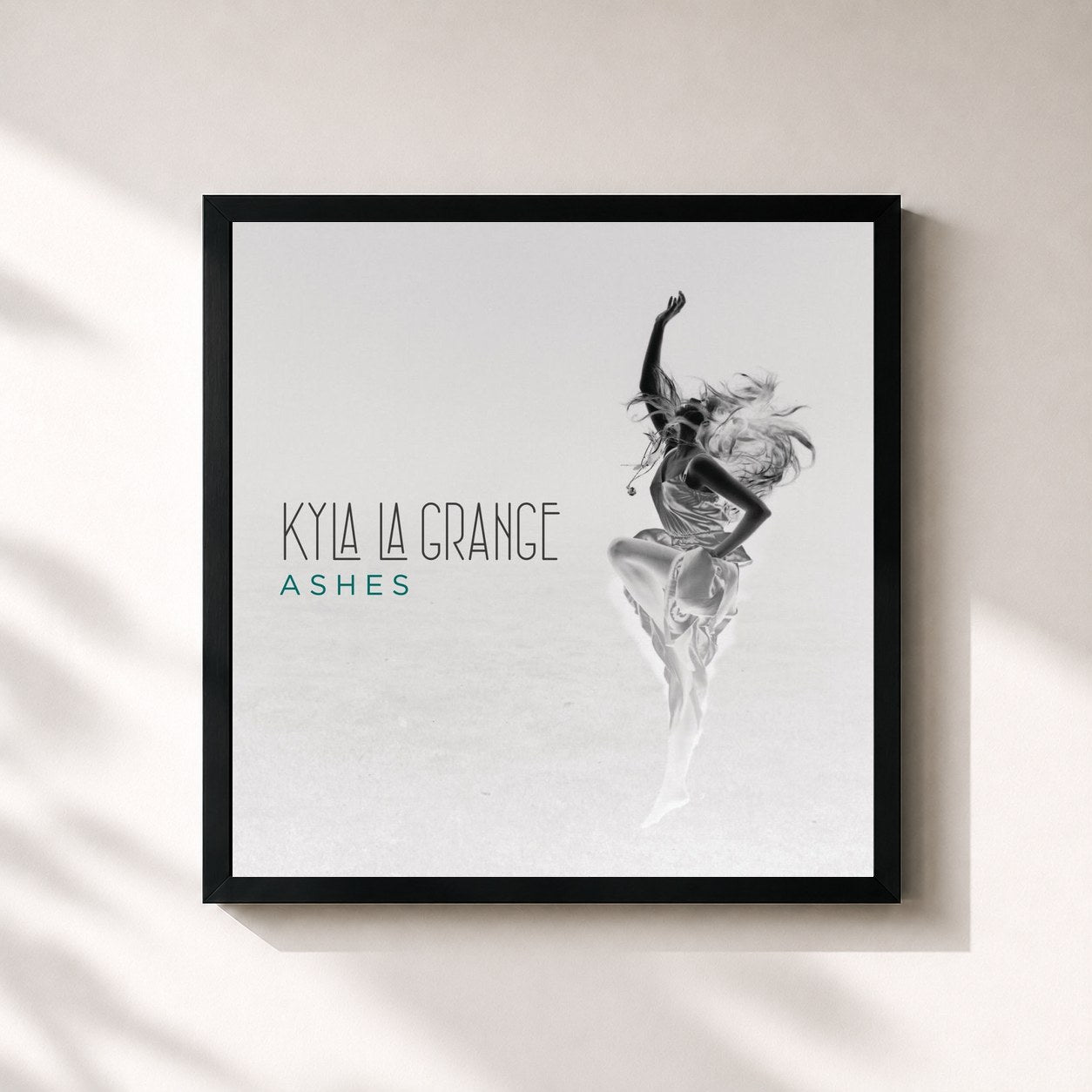 #noir Tableau carré de l'album Ashes de Kyla La Grange, cadre noir 32x32 cm