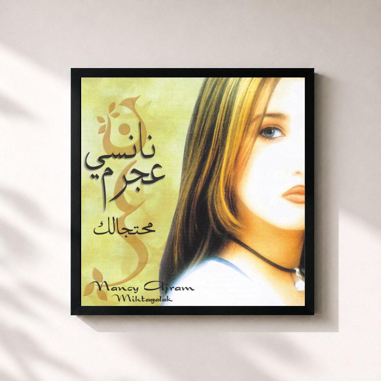 #noir Tableau carré de l'album Mihtagalak de Nancy Ajram, cadre noir 32x32 cm