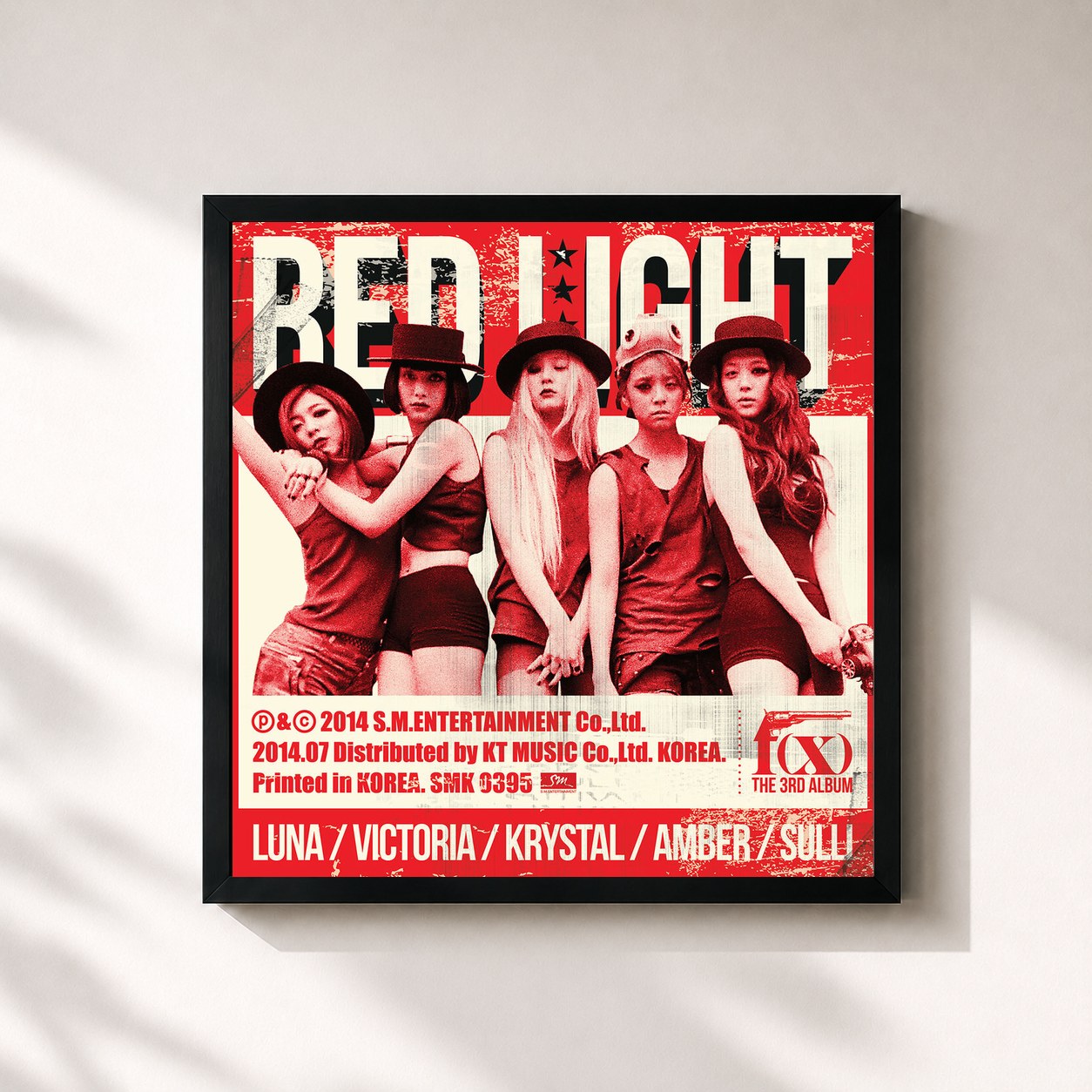 #noir Tableau carré de l'album The 3rd Album ‘Red Light’ de F(x), cadre noir 32x32 cm
