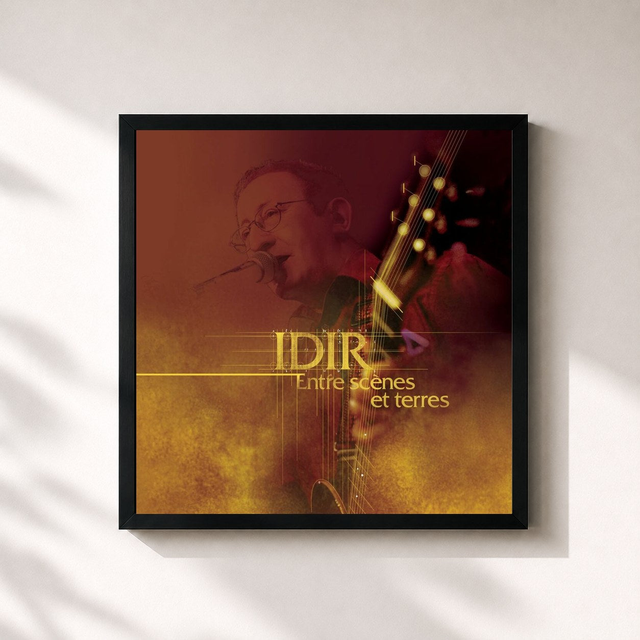 #noir Tableau carré de l'album Entre scènes et terre de Idir, cadre noir 32x32 cm