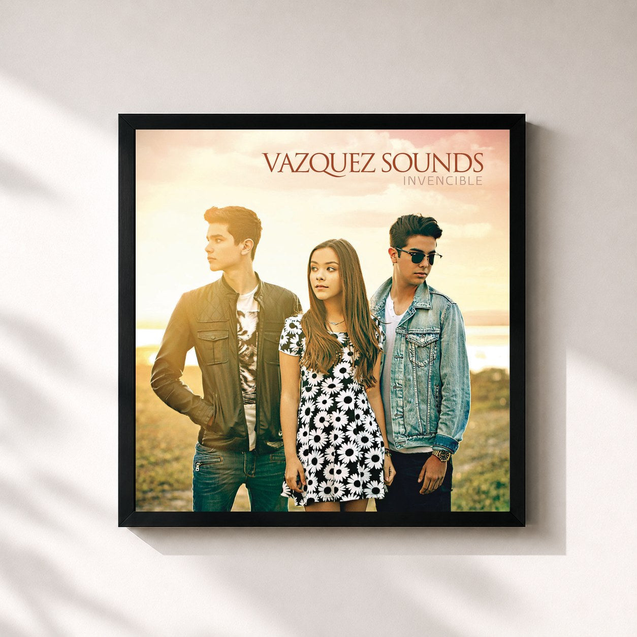 #noir Tableau carré de l'album Invencible de Vazquez Sounds, cadre noir 32x32 cm